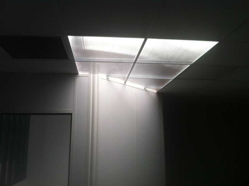 Le faux plafond en dalles : le translucide une #Cloisor pour les entreprises basées en Région Lyonnaise.