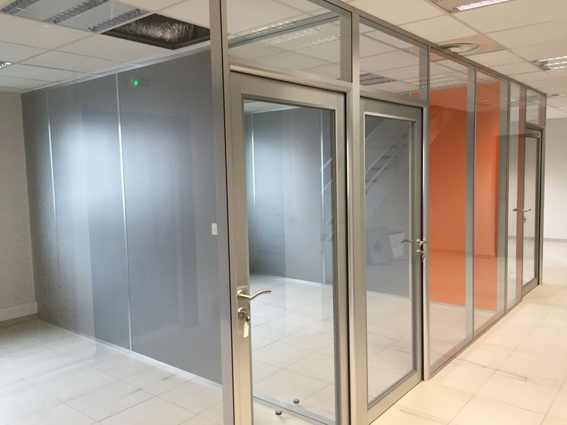 Installation de cloison vitrée toute hauteur à Lyon