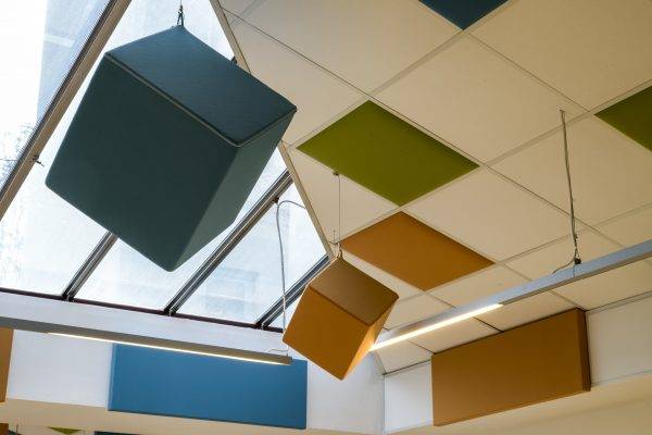 Equipement acoustique et visuel d’un restaurant scolaire bruyant et inconfortable grâce à des objets absorbants et rigolos de la marque MYO en région Lyonnaise.