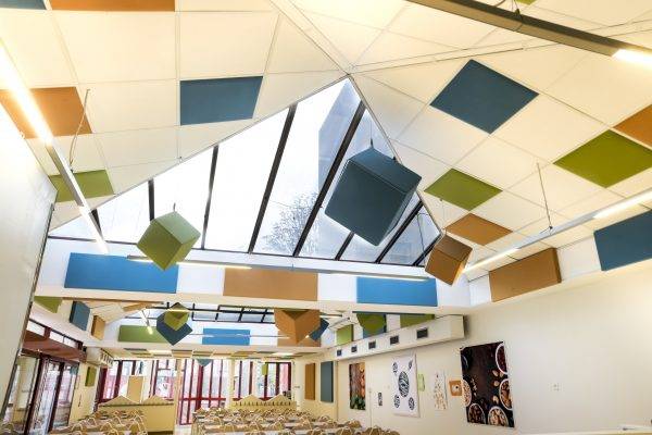 Equipement acoustique et visuel d’un restaurant scolaire bruyant et inconfortable grâce à des objets absorbants et rigolos de la marque MYO en région Lyonnaise.
