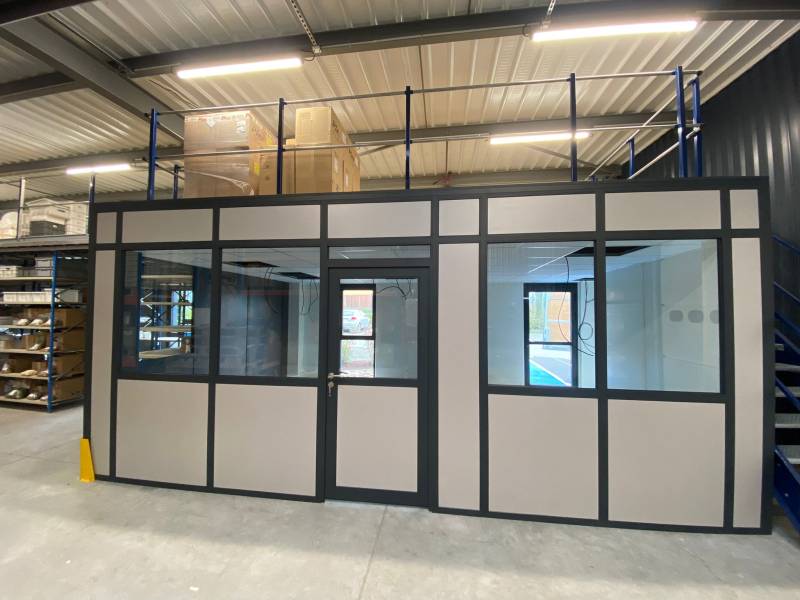 Installation de cabines industrielles avec mezzanine à Oyonnax, Plastics Vallée (Ain, Jura)