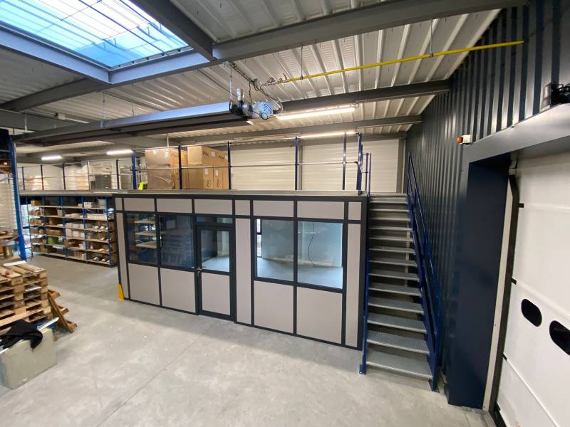 Installation de cabines industrielles avec mezzanine à Oyonnax, Plastics Vallée (Ain, Jura)