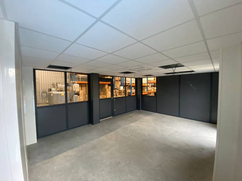 Installation de cabines industrielles avec mezzanine à Oyonnax, Plastics Vallée (Ain, Jura)