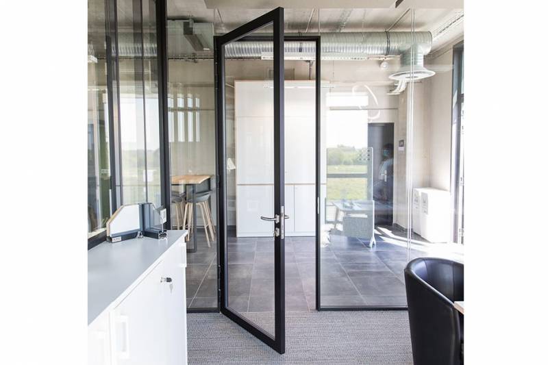 Fourniture et pose de porte en aluminium très fine à Lyon