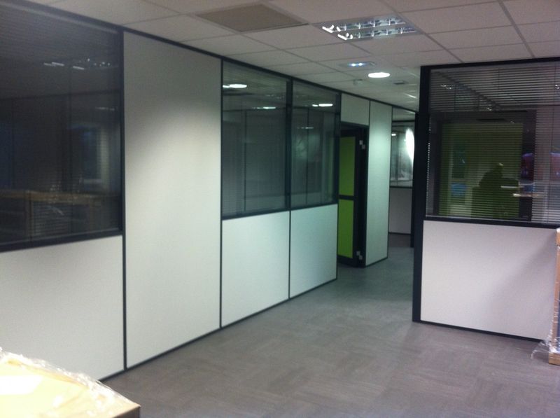 Installation de cloison semi-vitrée avec store intégré à Lyon