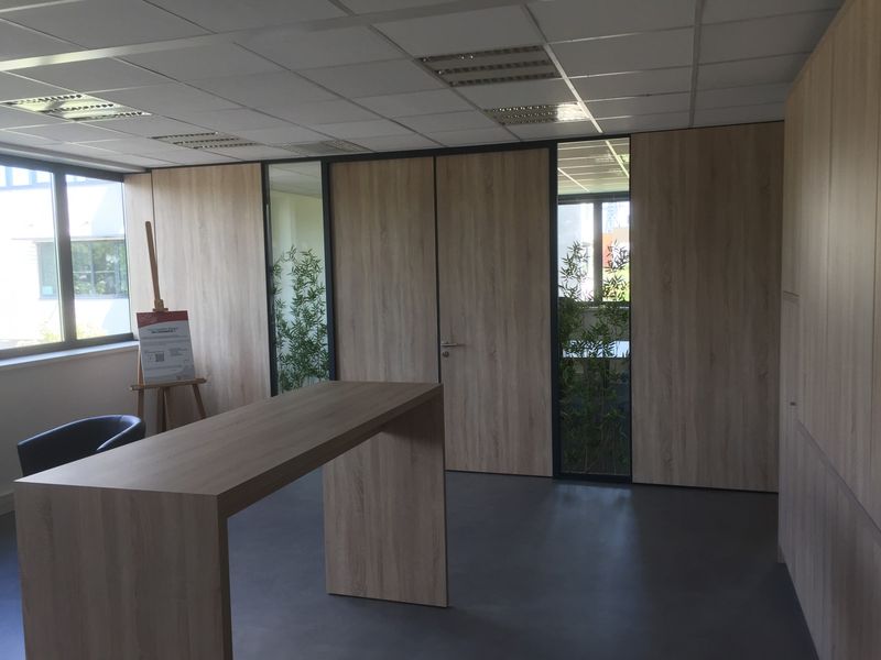 Mise en place de cloisons vitrées toute hauteur avec intégration de bambou à Lyon