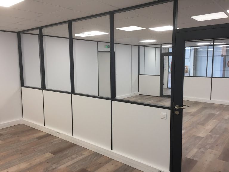 CLOISONS POUR CREATION DE BUREAUX DANS ATELIER A LYON