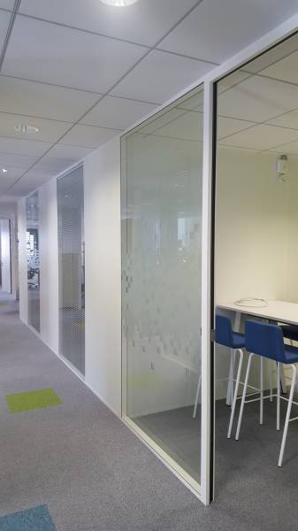 Mise en place de cloisons amovibles vitrées dans la Région Rhône-Alpes